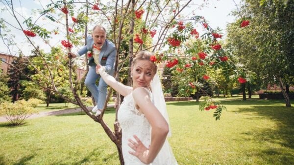 Bridal look νύφης με γαμπρό σε φωτογράφιση στην εξοχή