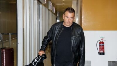 Ο Γιώργος Λιάγκας στα μαύρα στο αεροδρόμιο