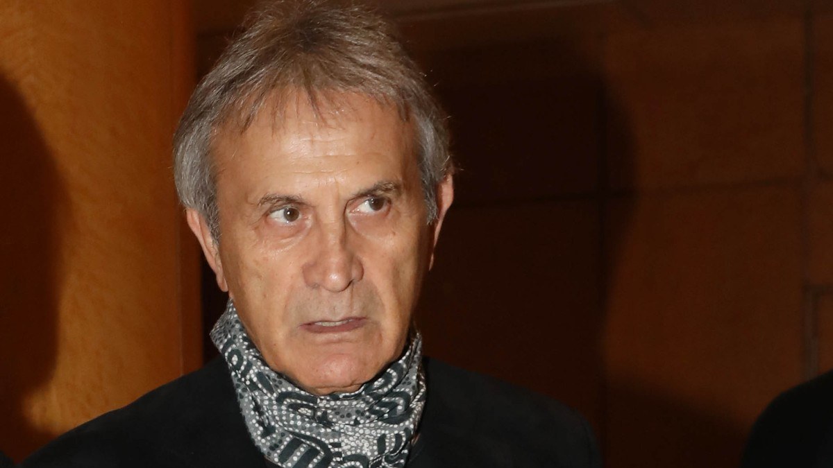 Ο Γιώργος Νταλάρας σε έξοδό του