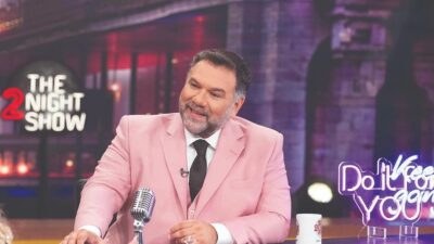 Ο Γρηγόρης Αρναούτογλου με ροζ κοστούμι στο The 2night Show
