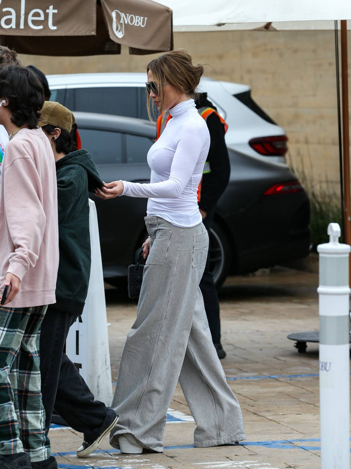 H Jennifer Lopez με την τάση στα παντελόνια της σεζόν