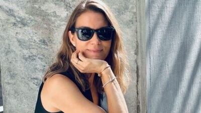 Η Βίκυ Καγιά με μαύρα γυαλιά και μαύρο σύνολο