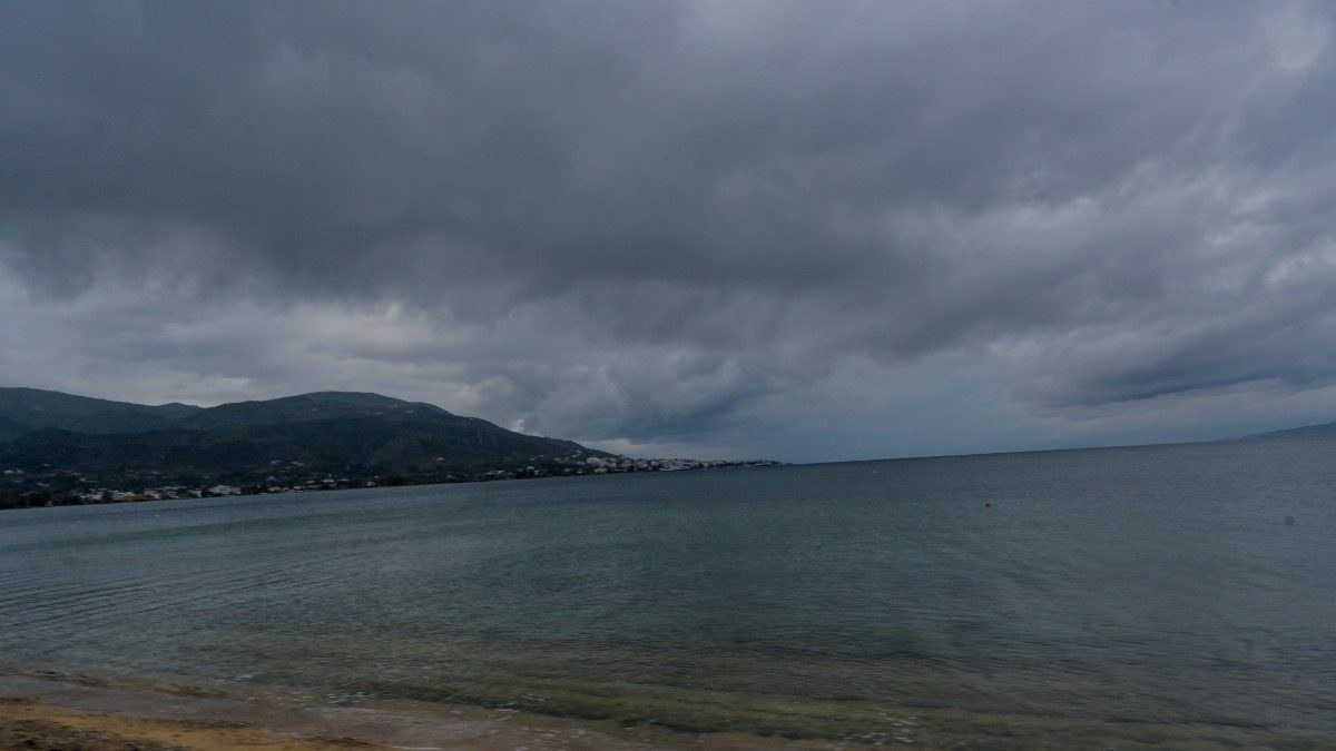 Βροχερός καιρός πάνω από τη θάλασσα