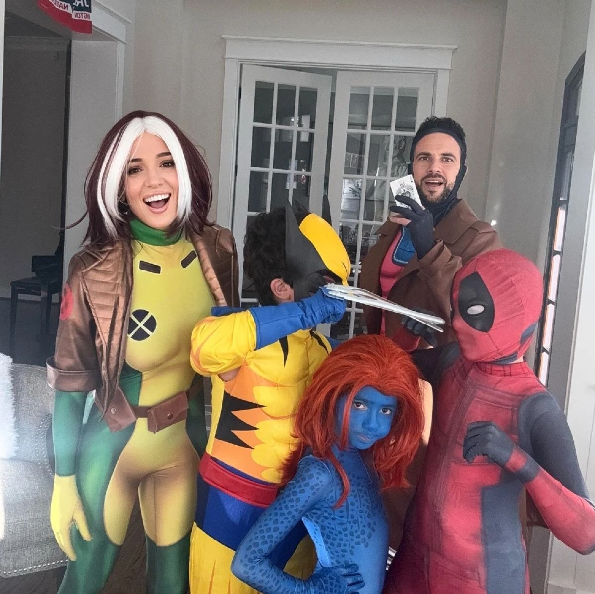 Η Καλομοίρα με την οικογένειά της στο Halloween ντυμένοι εμπνευσμένοι από την Marvel