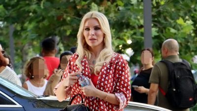 Η Κατερίνα Καινούργιου με κόκκινο εμπριμέ κοστούμι στους δρόμους της Αθήνας