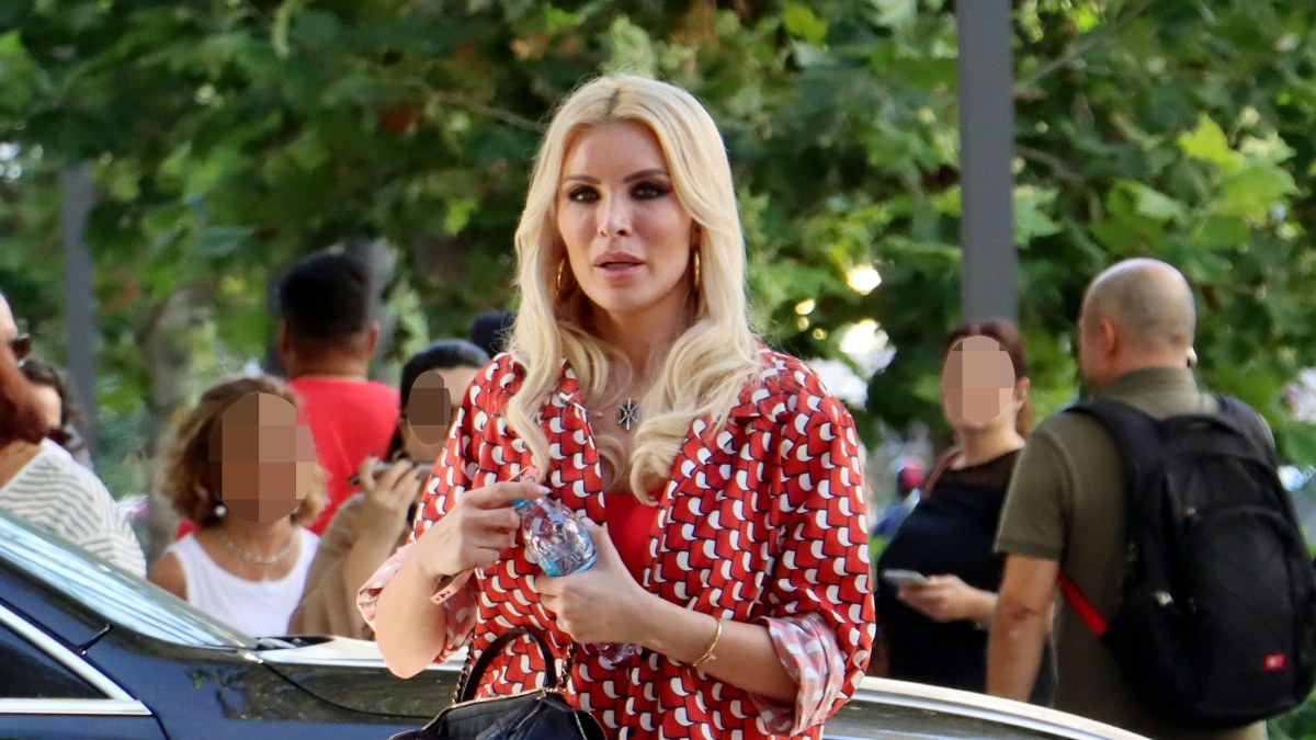 Η Κατερίνα Καινούργιου με κόκκινο εμπριμέ κοστούμι στους δρόμους της Αθήνας