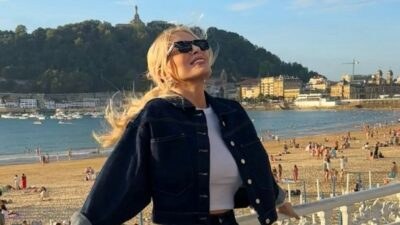 Η Κατερίνα Καινούργιου ανέμελη σε παραλία στην Ισπανία