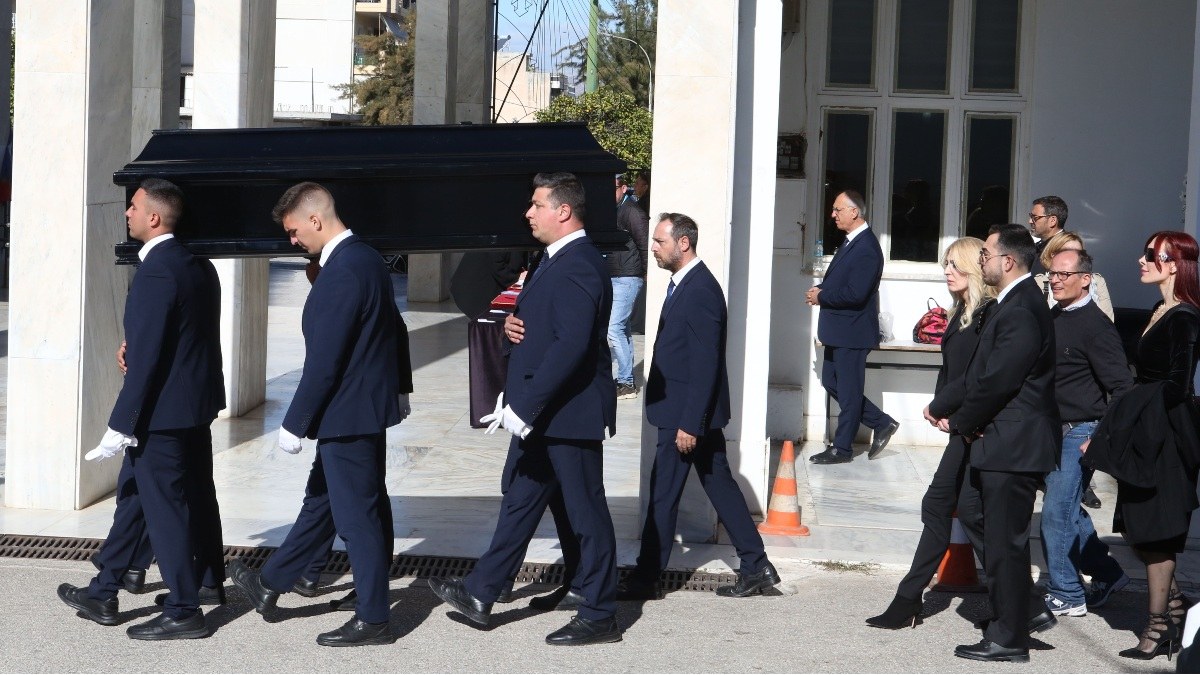 Το φέρετρο του Αντώνη Καρατζόπουλου στο Α' Νεκροταφείο Αθηνών.