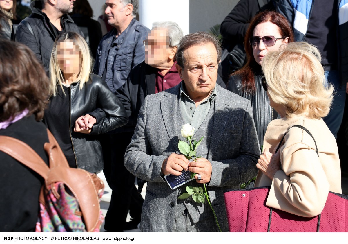 Ο Σπύρος Μπιμπίλας στο Νεκροταφείο Ζωγράφου-Κηδεία Ανδρεά Μαυραγάνη
