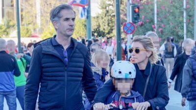 Ο Κώστας Μπακογιάννης και η Σία Κοσιώνη με τον γιο τους στο κέντρο της Αθήνας.