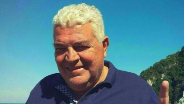Ο Κώστας Χαλκιάς σε εξωτερικό χώρο.