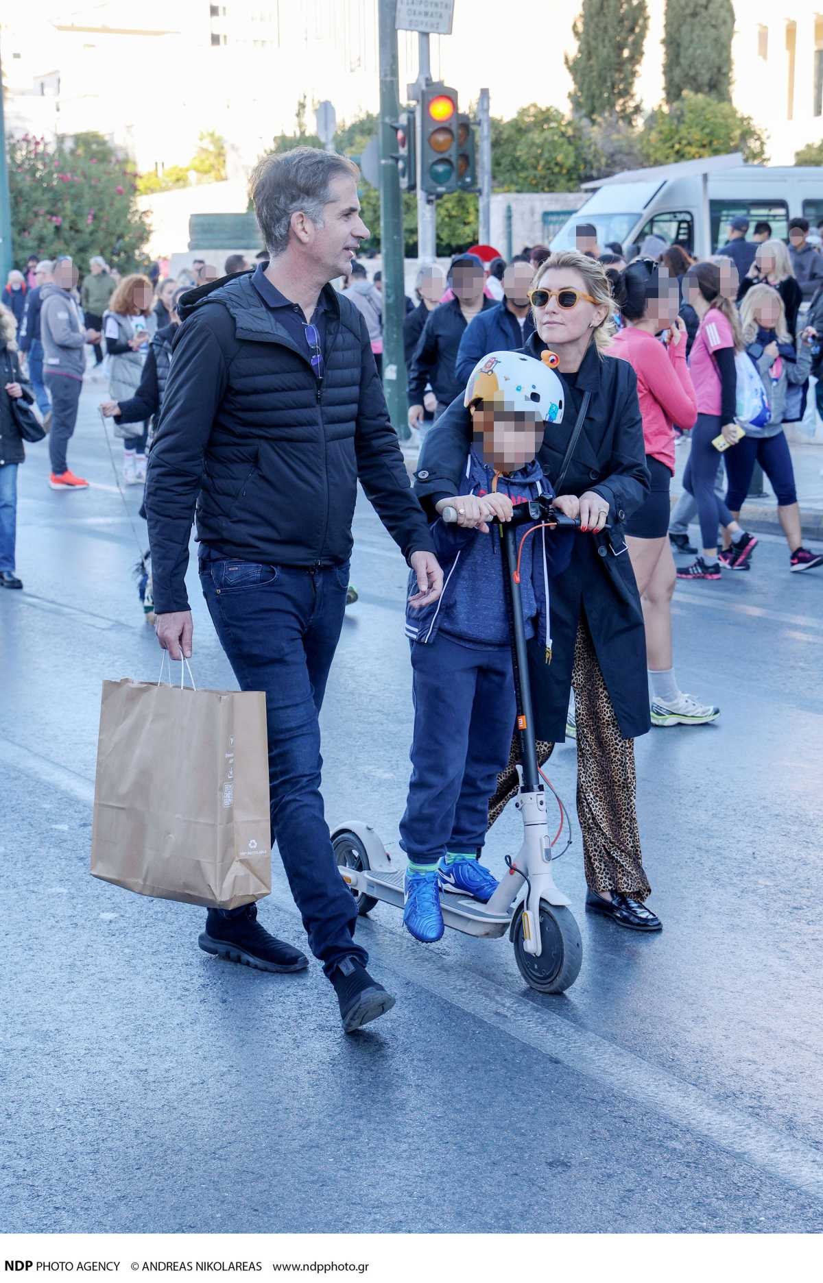 Ο Κώστας Μπακογιάννης και η Σία Κοσιώνη με τον γιο τους στο κέντρο της Αθήνας.