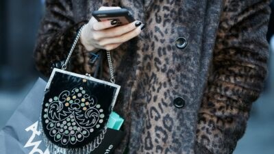 Λεοπάρ παλτό φορεμένο από γυναίκα στο street style