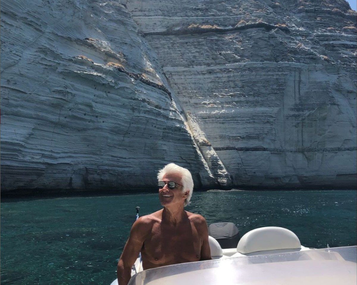 Ο Αντώνης Λυμπέρης σε σκάφος σε διακοπές