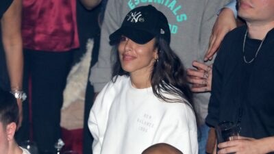 Η Μαρίνα Σάττι με φουτερ και καπελο στα μπουζουκια