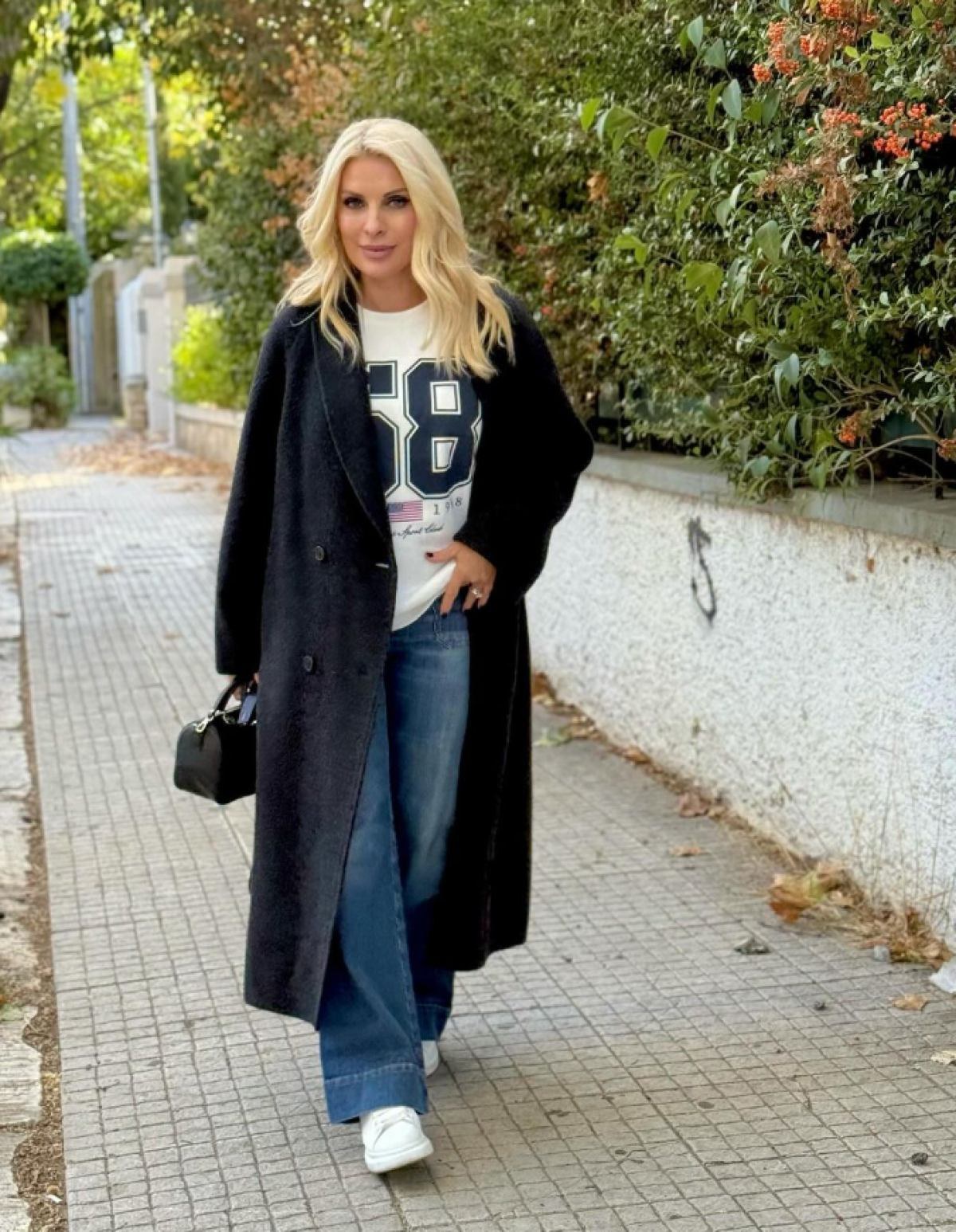 Η Ελένη Μενεγάκη με παλτό σε βόλτα