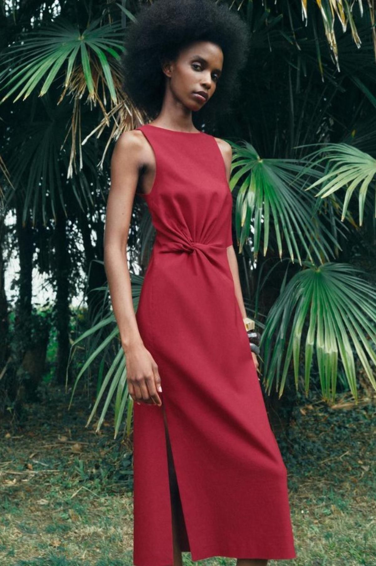 Zara Black Friday με μπορντό φόρεμα