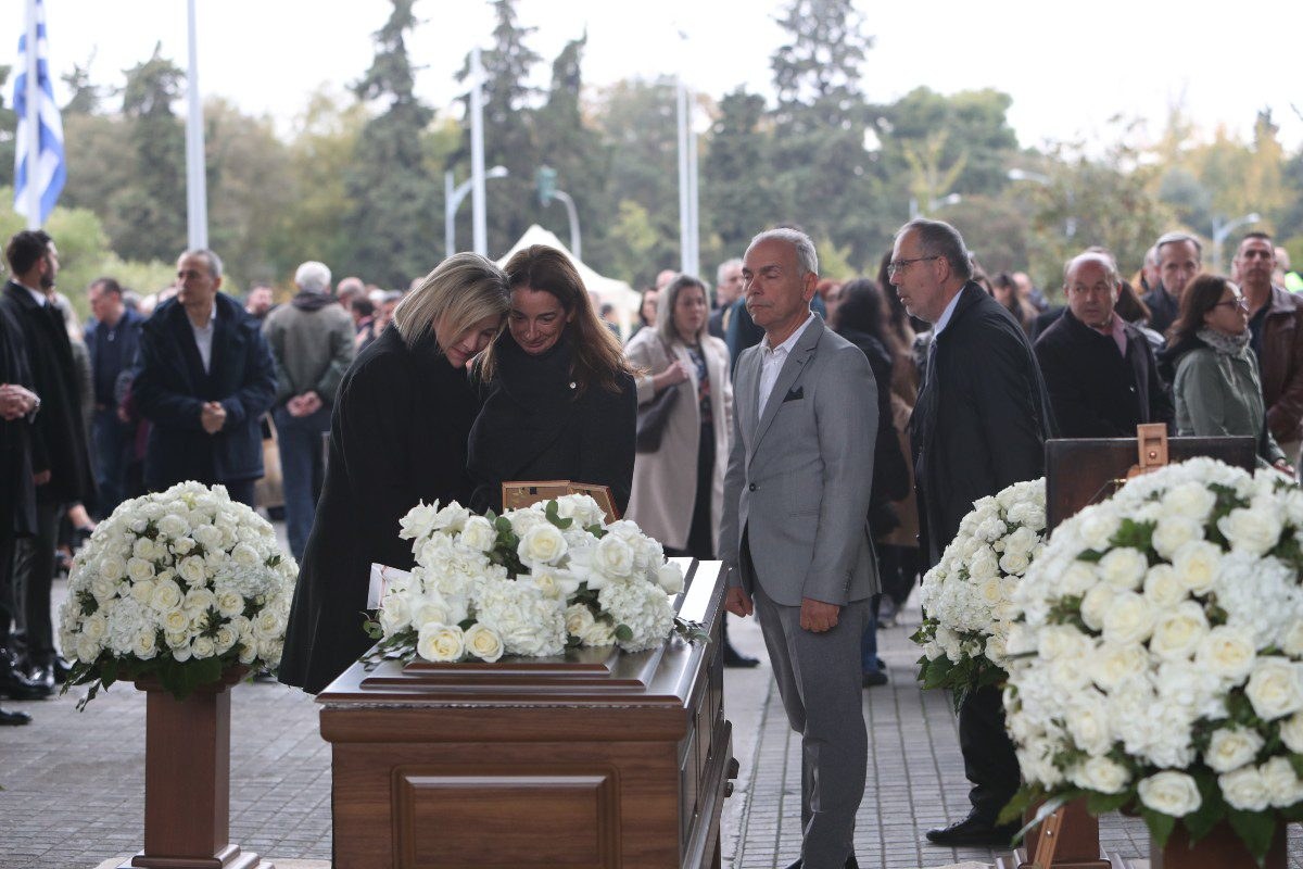 Πλήθος κόσμου πάνω από το φέρετρο του Γιάννη Μπουτάρη