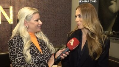 Η Ντορέττα Παπαδημητρίου με μαύρο σακάκι στην κάμερα του Happy Day