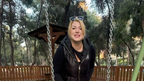 Η Όλγα Κιουρτσάκη στην παιδική χαρά
