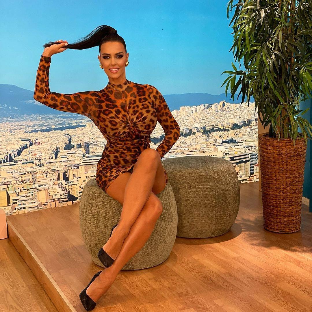 Η Όλγα Λαφαζάνη με λεοπα΄ρ φόρεμα στο πλατό