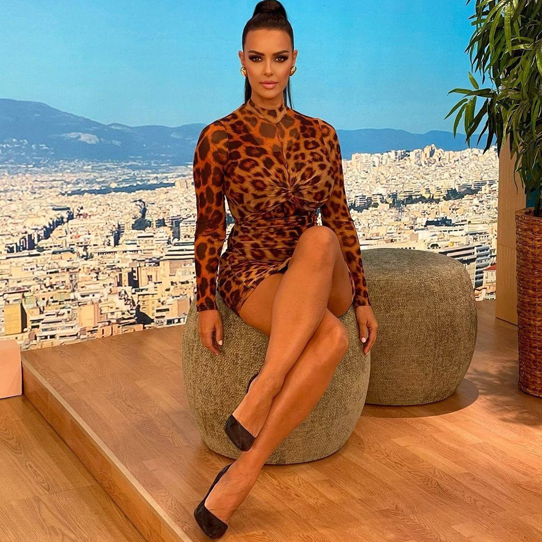 Η Όλγα Λαφαζάνη με λεοπάρ φόρεμα στο πλατό