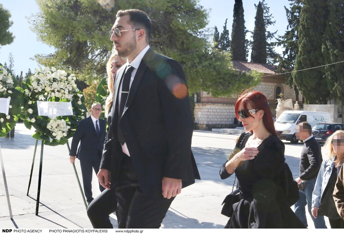 Παρευρισκόμενοι στην κηδεία Καρατζόπουλου στο Α' Νεκροταφείο Αθηνών
