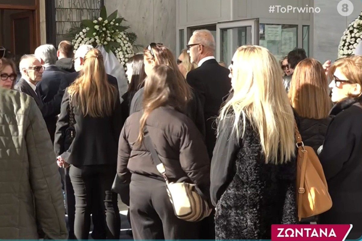 Ο Πέτρος Κωστόπουλος στην κηδεία Αντώνη Λυμπέρη
