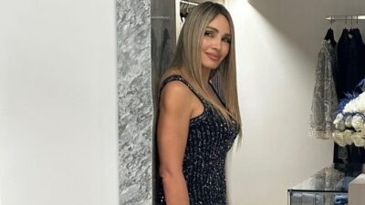 Η Ελένη Πετρουλάκη με μεταλλιζέ φόρεμα στο σπίτι της