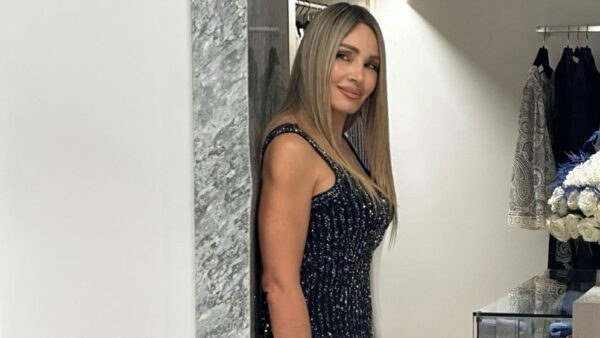 Η Ελένη Πετρουλάκη με μεταλλιζέ φόρεμα στο σπίτι της