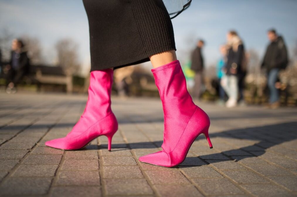 Μπότες ροζ στο street style