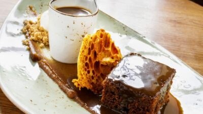 O Jamie Oliver δείχνει την πουτίγκα καραμέλας