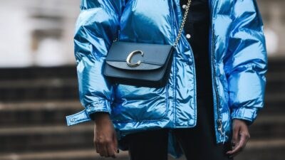 Γυναίκα με puffer jackets σε χρώμα μπλε στον δρόμο