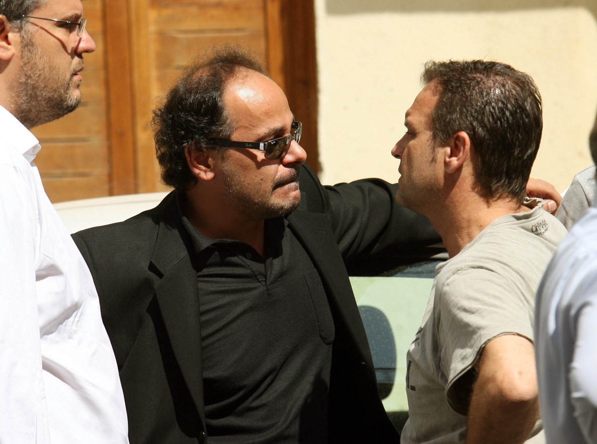 Ο Αλέξανδρος Ρήγας το 2008 έξω από το σπίτι του Σεργιανόπουλου, όταν βρέθηκε νεκρός
