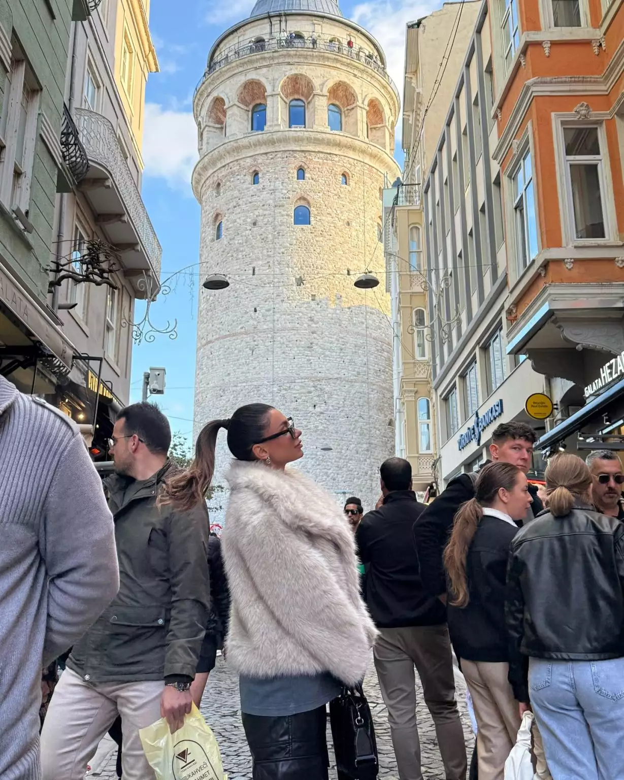 Πόζα της Μαριαλένας Ρουμελιώτη σε πεζόδρομο της Κωνσταντινούπολης