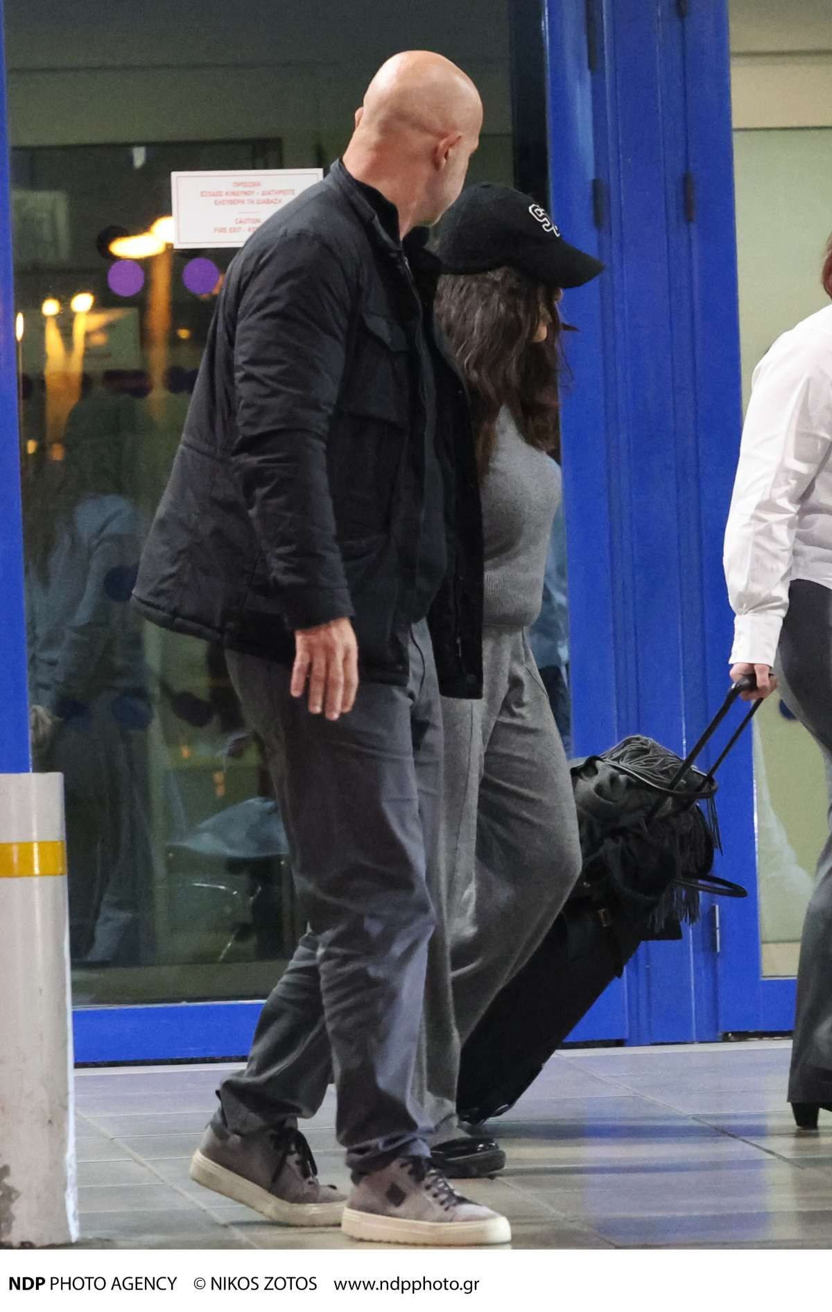 Η Salma Hayek στο αεροδρόμιο Ελευθέριος Βενιζέλος.