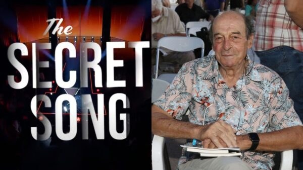 Το λογότυπο του The Secret Song και ο Μανούσος Μανουσάκης σε παλιά έξοδό του
