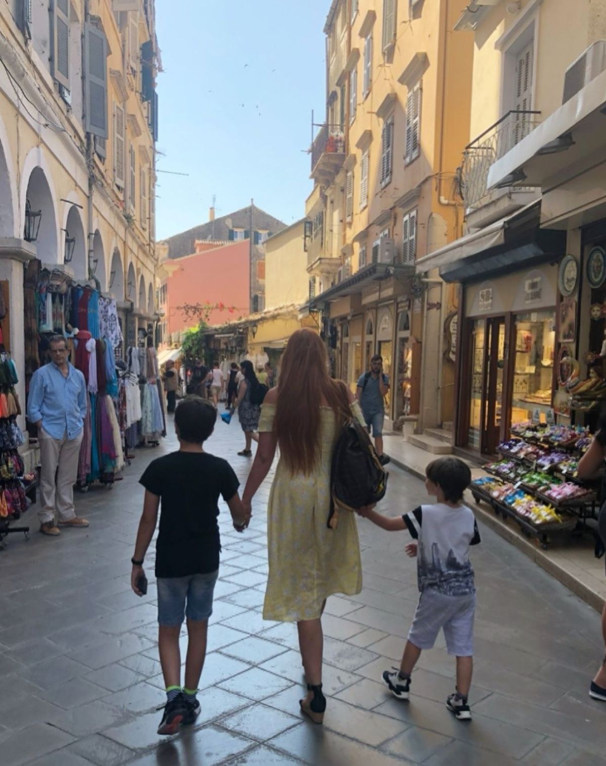 Η Σίσσυ Χρηστίδου με τα παιδιά της στο δρόμο