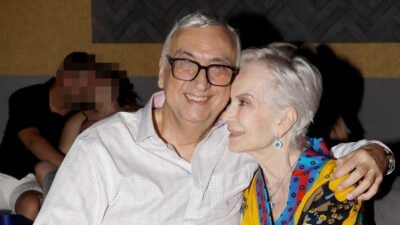 Ο Δημήτρης Σούρας αγκαλιά με την σύζυγό του