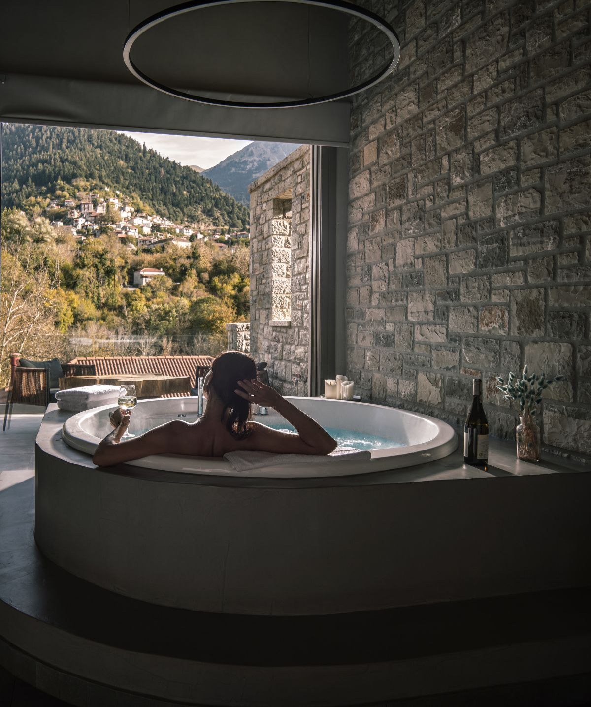 Τζακούζι με θέα το Μεγάλο Χωριό στο Evora Luxury Suites
