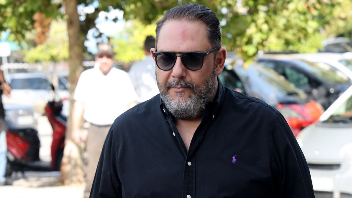 Ο Στέλιος Διονυσίου στο νεκροταφείο