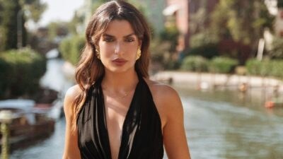 Η Τόνια Σωτηροπούλου με μαύρο φόρεμα