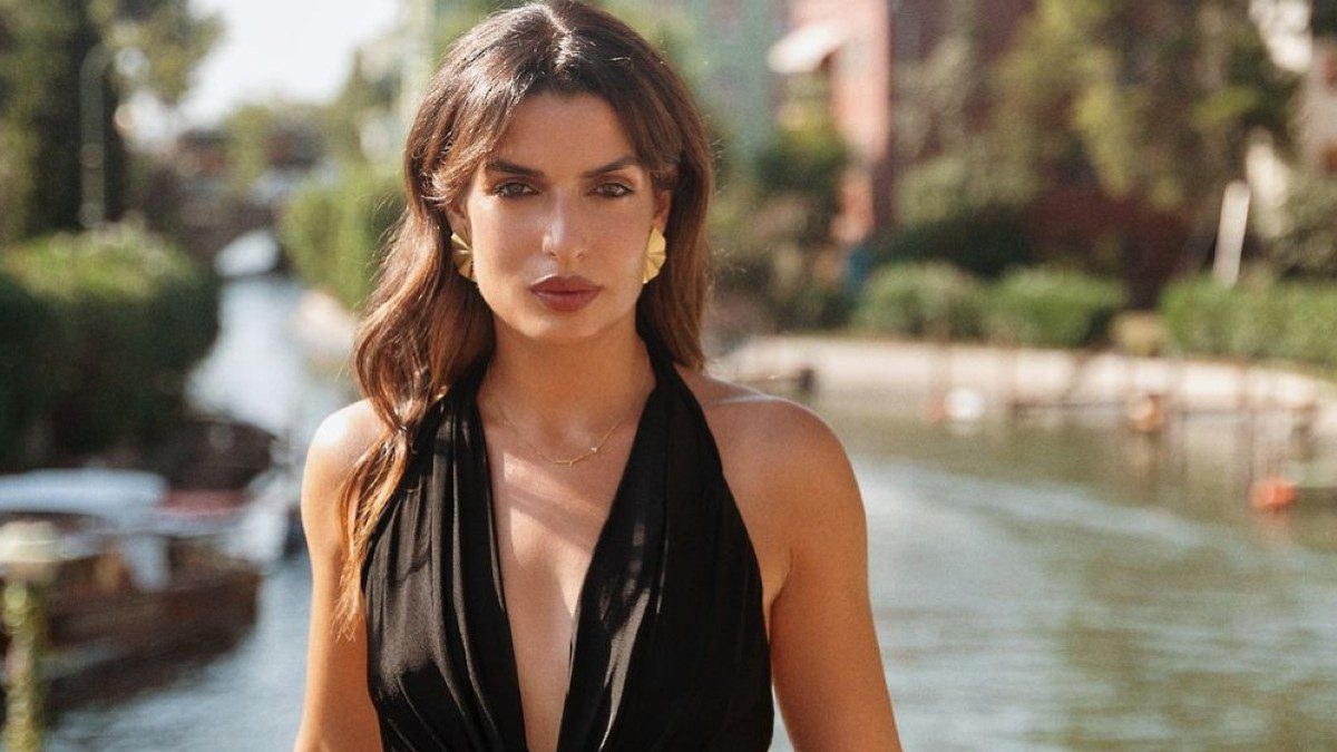 Η Τόνια Σωτηροπούλου με μαύρο φόρεμα