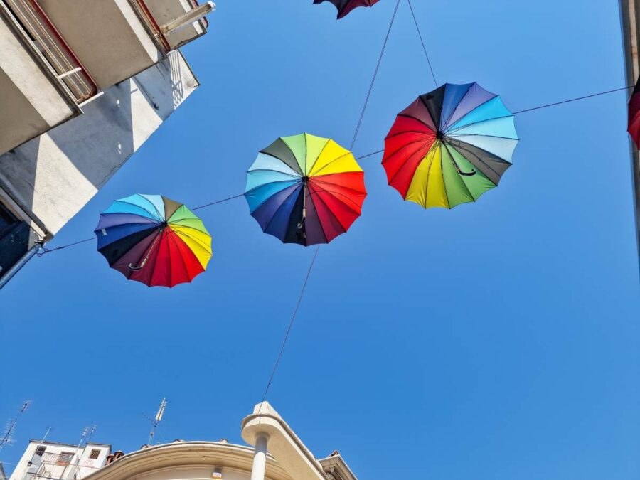 Δρόμος με ομπρέλες στα Τρίκαλα