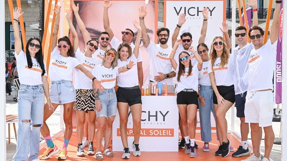 Η ομάδα της Vichy Laboratoires στο Suncare Booth στην Πλατεία Ποσειδωνίου