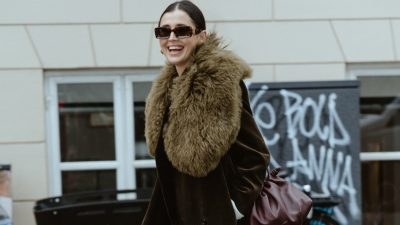 Γυναίκα δείχνει Instagram trends στο street style