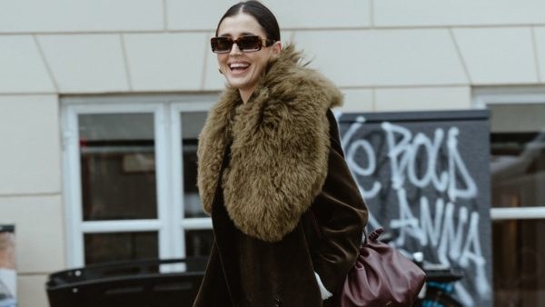 Γυναίκα δείχνει Instagram trends στο street style