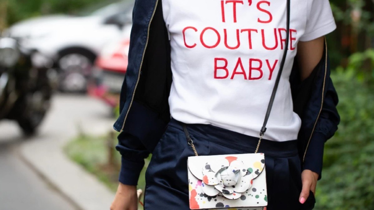 γυναίκα φοράει σορτς και μπλουζάκι στο street style