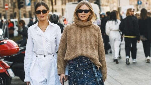 Γυναίκες στο street style φοράνε τις τάσεις στα πουλόβερ