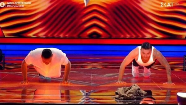 Ο Χρήστος Μάστορας κάνει push ups με διαγωνιζόμενο στο The Voice.